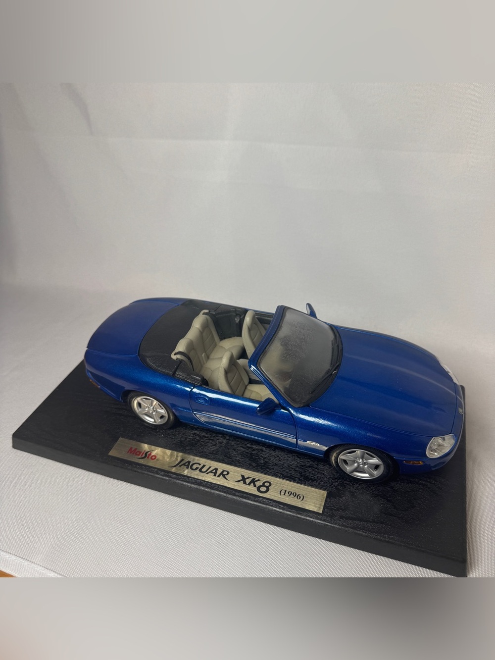 1:18 Scale Maisto Special Edition 1996 Jaguar XK8 Notes